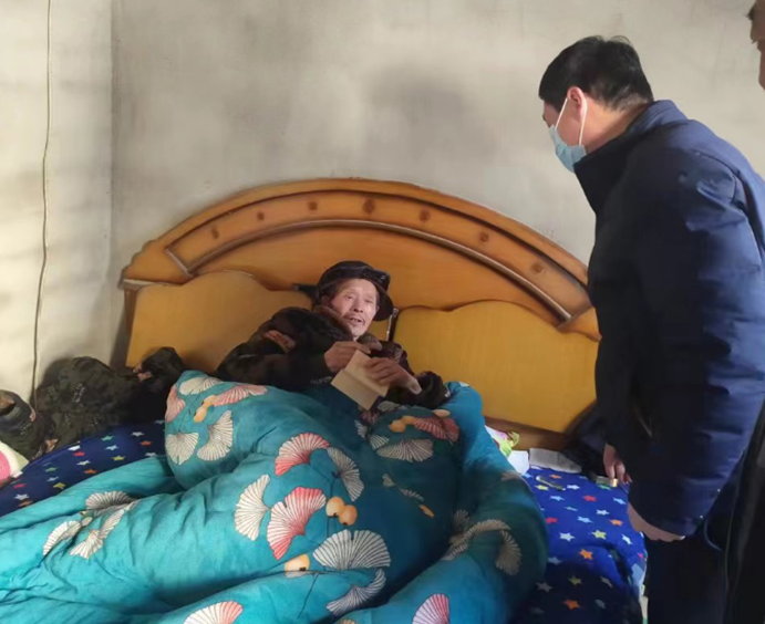 张虎副局长带队赴谢家集区少数民族村
走访慰问困难群众