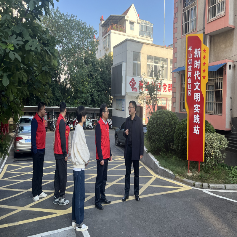 市科技局局长刘银带队赴商业社区
开展文明创建服务活动